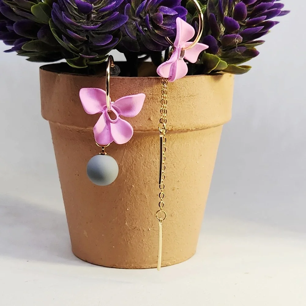Asymmetrical‎ Pink Orchid Flower Hoop Earrings Gold Tone Chain Orb Dangle Womens